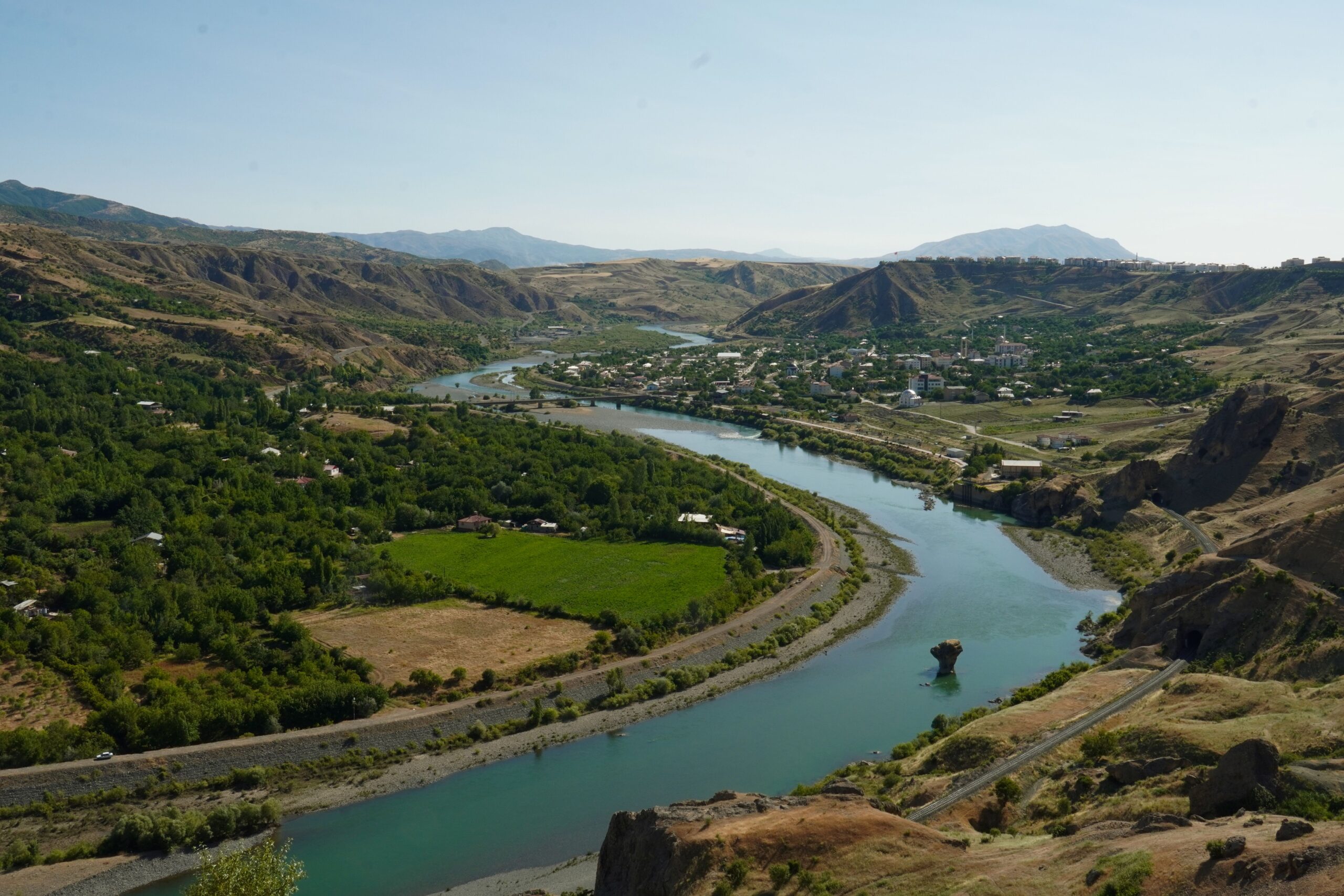Watersheds And Problemsheds: Explaining The Absence Of Armed Conflict Over Water In The Middle East
